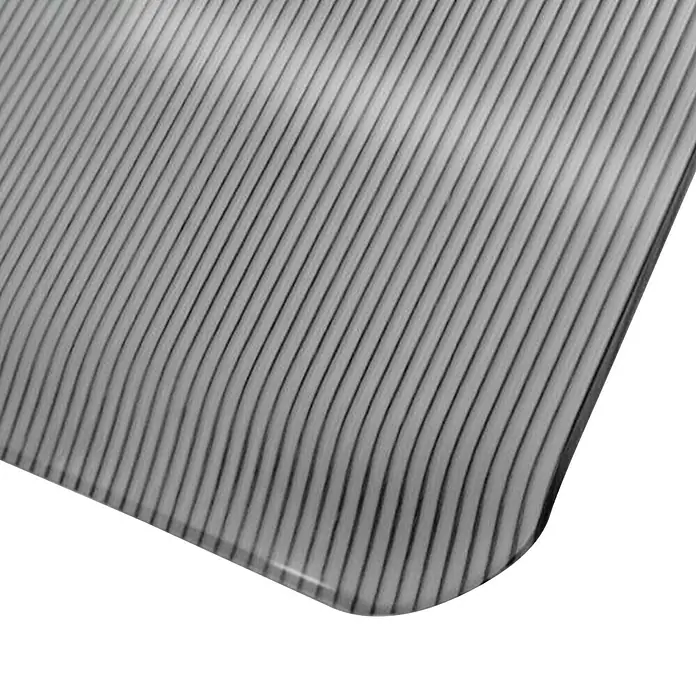 Floordirekt Bodenschutzmatte Heavy-Duty Ripp - 90 x 305 cm, Grau - Nahaufnahme einer geriffelten, transparenten Oberfläche, die ein subtiles, modernes Design und Textur für vielfältige Anwendungen zeigt.