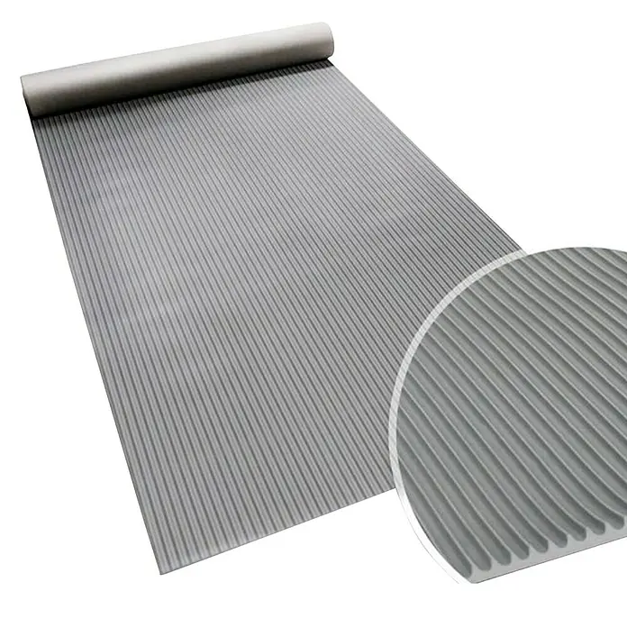 Floordirekt Läufer Fein gerippt - 120 x 200 cm, Grau - Gerollte, gerippte Gummimatte mit Nahaufnahme der Rillenstruktur, ideal für Bodenbeläge oder Arbeitsplätze, die Rutschfestigkeit erfordern.