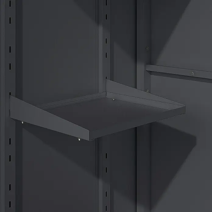 Weka Gartenschrank Gary 2 - L x B x H: 90 x 65 x 187 cm, Eisen, Anthrazit - Nahaufnahme eines grauen Metallregals in einem Industrieschrank, das Funktionalität und robuste Bauweise zeigt.