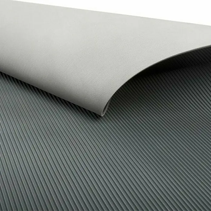 Floordirekt Läufer Fein gerippt - 120 x 200 cm, Grau - Nahaufnahme einer gerippten Gummimatte, teilweise aufgerollt, die Textur und Material hervorhebt.