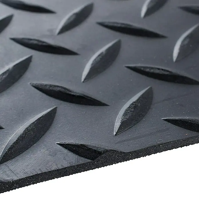 Floordirekt Läufer Tränenblech - 100 x 100 cm, Schwarz - Detailaufnahme einer schwarzen Gummimatte mit Riffelblechmuster, ideal für rutschfeste Oberflächen.