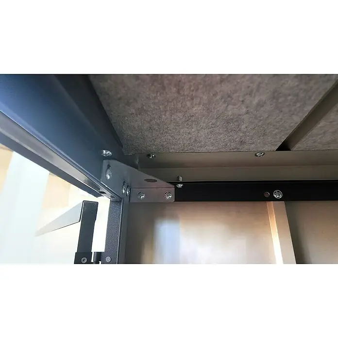 Weka Metallgerätehaus Gary 6 - Außenmaß inkl. Dachüberstand (B x T): 242,4 x 248,2 cm, Aluminium - Detailansicht der stabilen Metallkonstruktion eines Möbelstücks mit Schrauben und einer grauen Filzoberfläche. Solide Bauweise für langlebige Möbel.