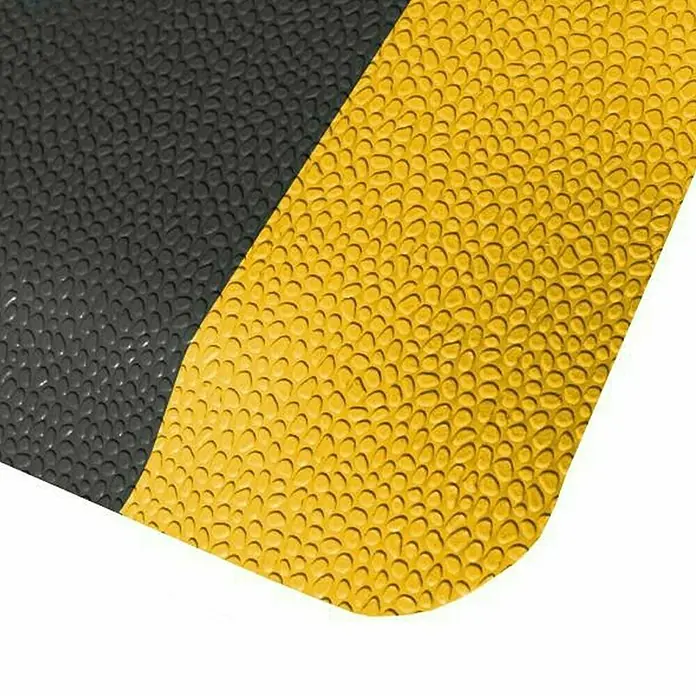 Floordirekt Bodenschutzmatte Soft-Tritt - 120 x 450 cm, Gelb/Schwarz - Detailaufnahme einer zweifarbigen, strukturierten Gummimatte in Schwarz und Gelb, ideal für Industrie oder als Antirutschmatte.