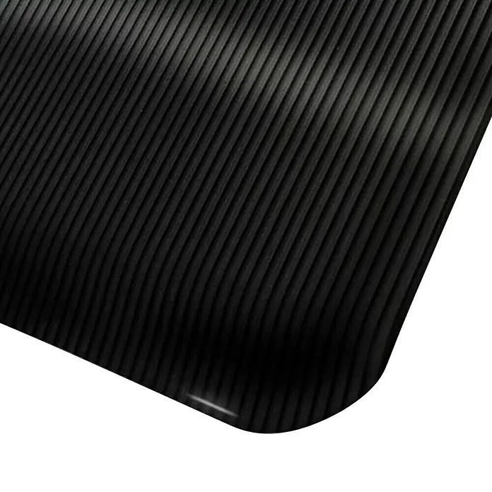 Floordirekt Bodenschutzmatte Heavy-Duty Ripp - 60 x 90 cm, Schwarz - Nahaufnahme einer schwarzen, gerippten Gummimatte, ideal für Werkstätten oder als rutschfester Bodenbelag. Robust und langlebig.