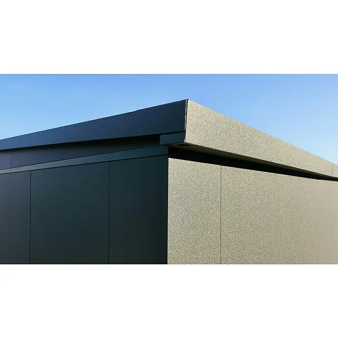 Weka Metallgerätehaus Gary 6 - Außenmaß inkl. Dachüberstand (B x T): 242,4 x 248,2 cm, Aluminium - Detailaufnahme der Außenfassade eines modernen Gebäudes mit Fokus auf die klaren Linien und die hochwertige Verarbeitung der Paneele.