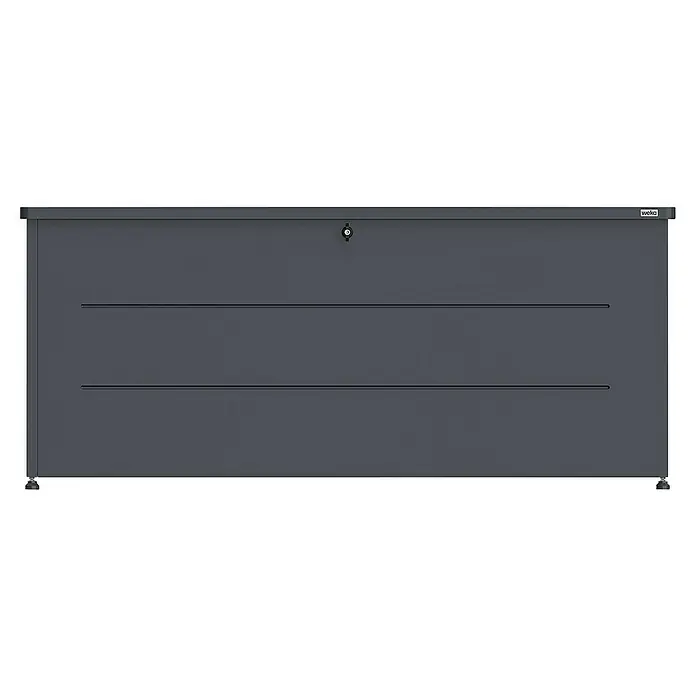 Weka Garten-Aufbewahrungsbox Gary 700 - L x B x H: 180 x 70 x 79 cm, Metall, Anthrazit - Produktbild eines grauen Weka Gerätehauses mit horizontalen Linien und einem Schloss. Ideal für die Gartenaufbewahrung.