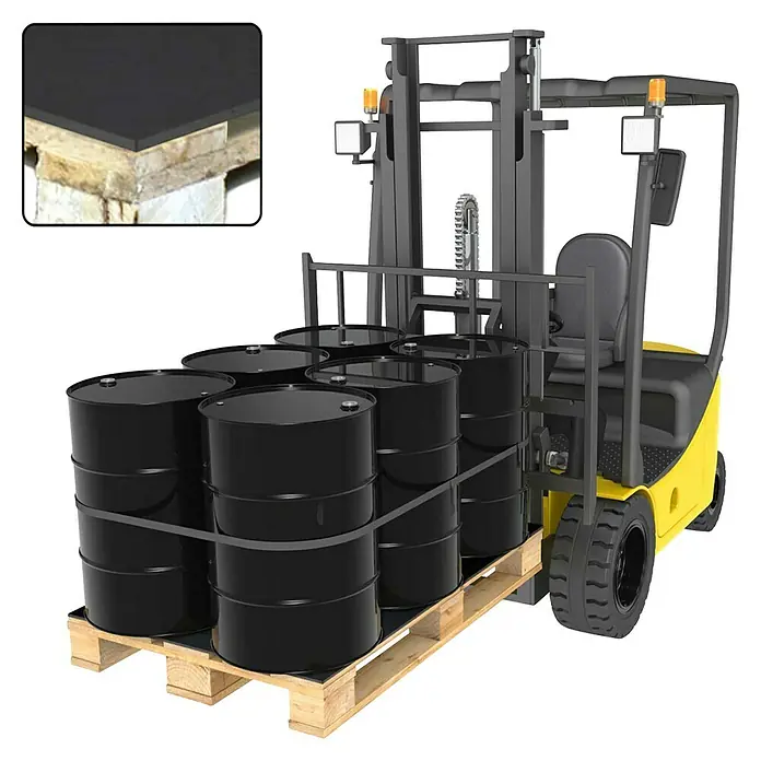 Floordirekt Schutzmatte - 800 x 120 x 0,5 cm, Schwarz - Ein Gabelstapler hebt eine Palette mit schwarzen Fässern. Ideal für Transport & Lagerung von Flüssigkeiten, robust und sicher.