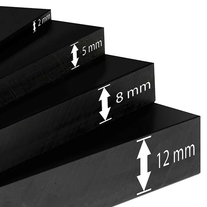 Floordirekt Schutzmatte - 800 x 120 x 0,5 cm, Schwarz - Nahaufnahme von schwarzen Acrylglasplatten in verschiedenen Stärken: 2 mm, 5 mm, 8 mm und 12 mm. Ideal für Modellbau und Bastelarbeiten.