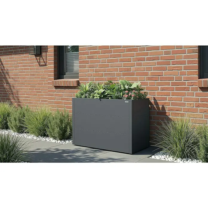 Weka Hochbeet Gary - 100 x 50 x 77 cm, Metall, Anthrazit - Ein stilvoller, anthrazitfarbener Pflanzkasten mit üppiger Bepflanzung vor einer Backsteinmauer, der einen modernen Akzent setzt.
