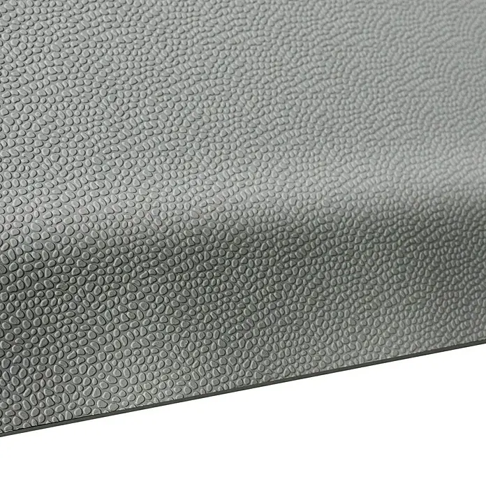 Floordirekt Bodenschutzmatte Soft-Tritt - 120 x 1.700 cm, Grau - Nahaufnahme eines grauen, genarbten Lederbezugs mit einer unregelmäßigen Punkttextur für Möbel oder Accessoires.