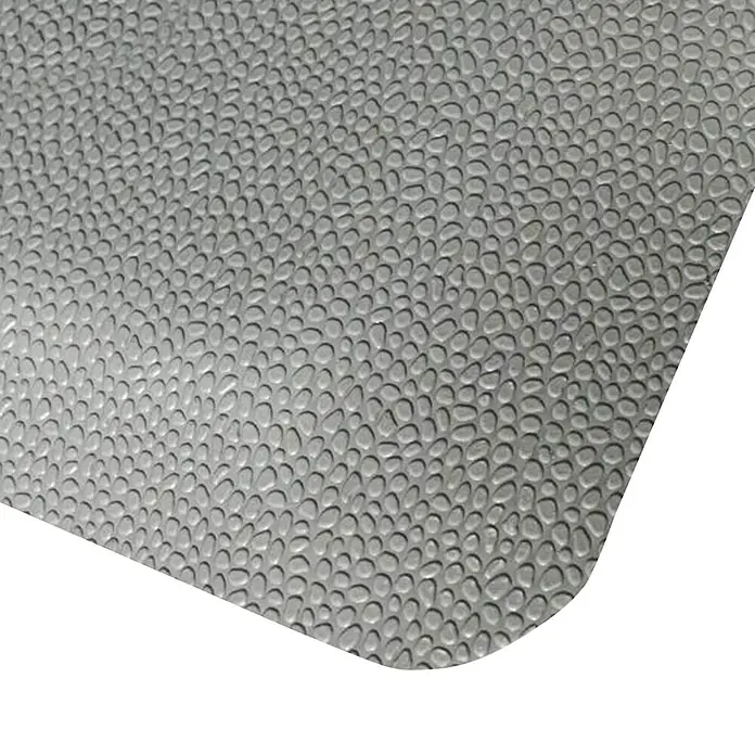 Floordirekt Bodenschutzmatte Soft-Tritt - 120 x 1.700 cm, Grau - Nahaufnahme einer grauen Anti-Rutsch-Matte mit Noppenstruktur, ideal für Bad oder Dusche für mehr Sicherheit und Komfort.