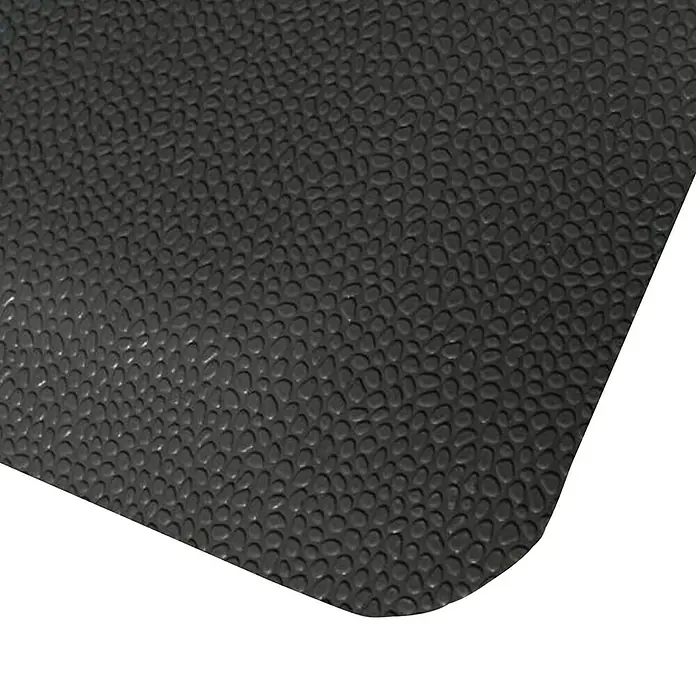 Floordirekt Bodenschutzmatte Soft-Tritt - 60 x 1.830 cm, Schwarz - Nahaufnahme einer schwarzen, strukturierten Antirutschmatte. Das Muster besteht aus kleinen, abgerundeten Erhebungen für besseren Halt.