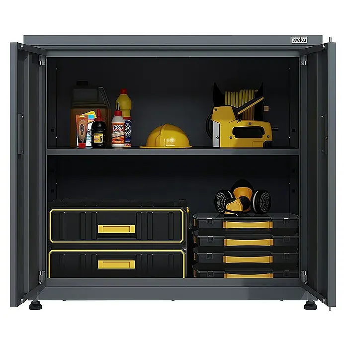 Weka Gartenschrank Gary 1 - L x B x H: 90 x 62 x 85,5 cm, Eisen, Anthrazit - Der Metall-Universal-Schrank von weka mit zwei Regalböden und einer Auswahl an Werkzeugen und Zubehör, die ordentlich verstaut sind.
