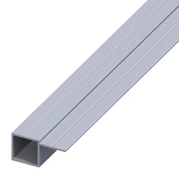 Kantoflex Quadratrohr1.000 x 45,5 x 23,5 mm, Aluminium, Unbehandelt, 1 versetzter Schenkel, Bohr-Kennrille - Nahaufnahme eines Aluminiumprofils mit quadratischem Querschnitt und einer markanten, länglichen Aussparung. Ideal für Konstruktionen und Rahmen.