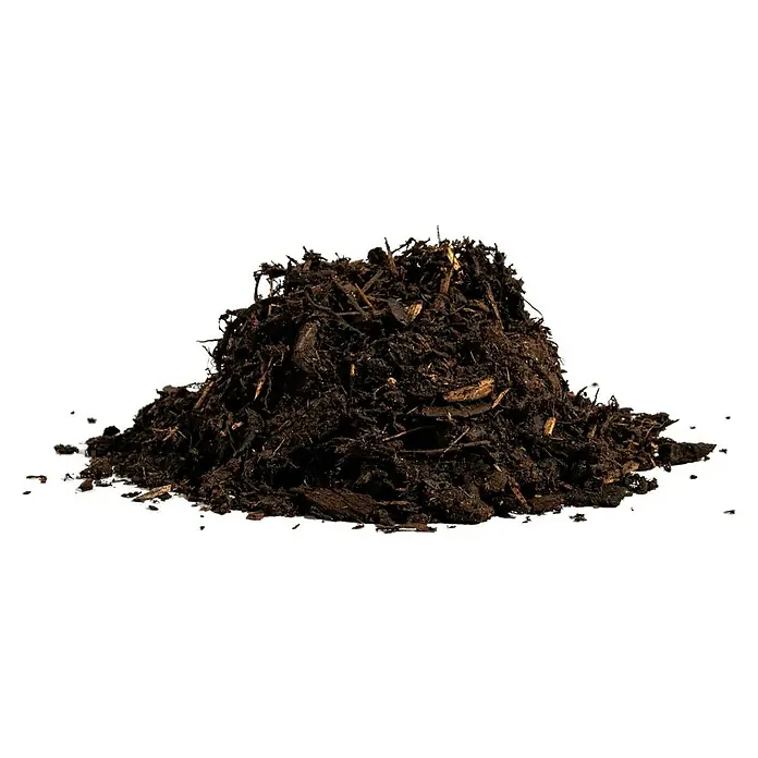 BAUHAUS Rindenmulch - 60 l, Braun, Nadelholzrinde - Nahaufnahme eines Erdhaufens, der reich an organischen Stoffen und Holzspänen ist, ideal für Gartenarbeit.