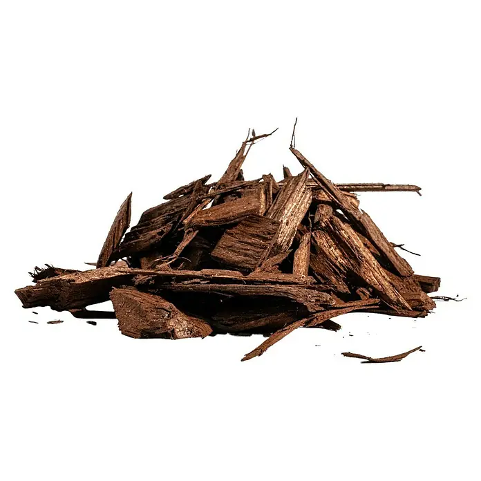 Gardol Dekormulch - 50 l, Braun - Ein Haufen dunkler, grober Holzhackschnitzel, ideal für Gartenwege oder als Mulch. Natürlicher Schutz und dekoratives Element für Ihren Garten.