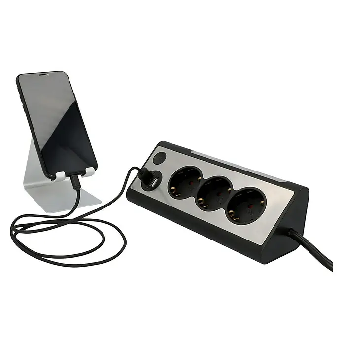 UniTEC Steckdosenleiste USB-A, USB-C - 3-fach, Silber/Schwarz, Kabellänge: 1,4 m, IP20, Mit Schalter - Das Bild zeigt eine Mehrfachsteckdose mit USB-Anschluss und ein Smartphone, das an die Steckdose angeschlossen ist. Praktische Stromversorgung und Lademöglichkeit.