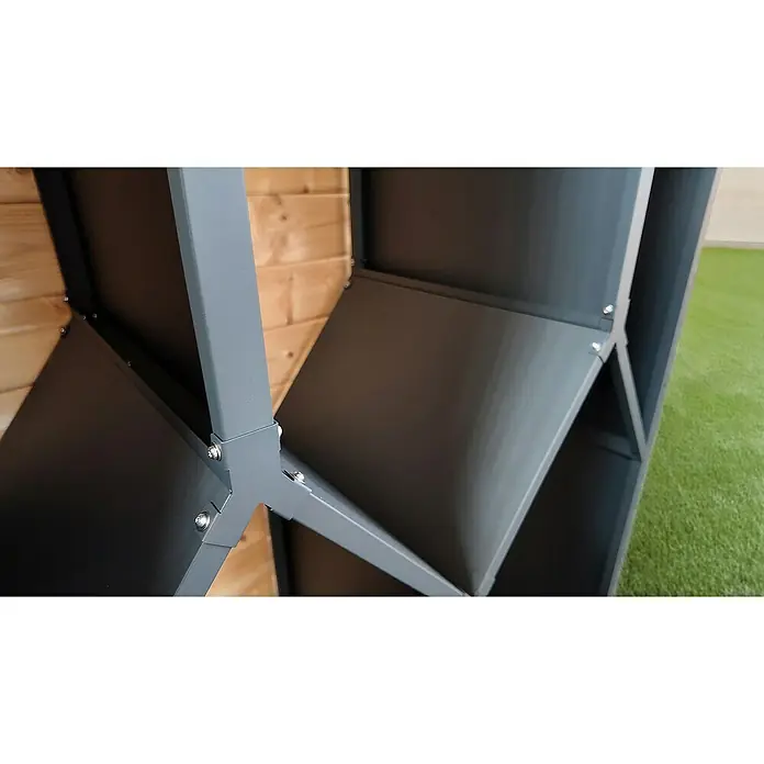 Weka Brennholzregal Gary - B x T x H: 95 x 50 x 160 cm, Metall, Anthrazit RAL 7016 - Nahaufnahme eines grauen Metallregals mit Holzdetails im Hintergrund, das die robuste Bauweise und das moderne Design hervorhebt.