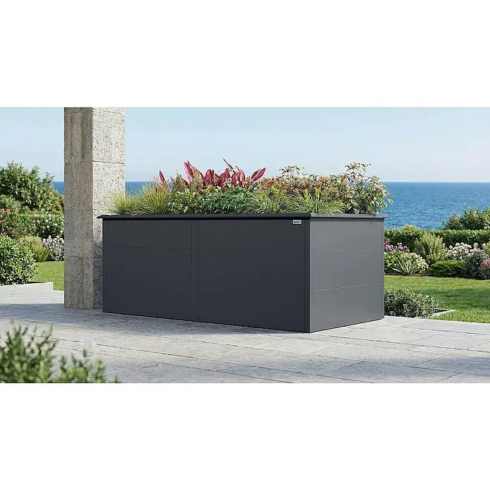 Weka Hochbeet Gary - 200 x 100 x 77 cm, Metall, Anthrazit - Diese Aufnahme zeigt einen grauen Pflanzkasten mit Pflanzen, der im Freien auf einer Terrasse steht.