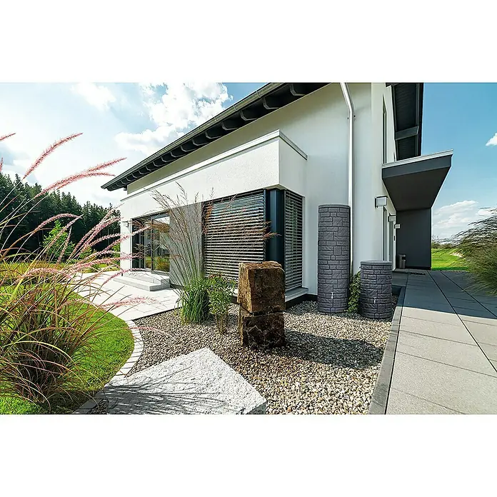 Arves Regenspeicher Arcado - 360 l, Sandsteinfarben - Gartenansicht mit dekorativer Regentonnen-Installation im modernen Steindesign, die das natürliche Ambiente des Gartens unterstreicht.