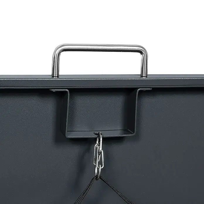Weka Mülltonnenbox Gary - 132 x 80 cm, Metall, Anthrazit RAL 7016, Geeignet für Anzahl Mülltonnen: 2 Stk. - Detailaufnahme eines Metallbehälters mit Griff und Hängevorrichtung. Ideal für Werkstatt oder Lagerraum.