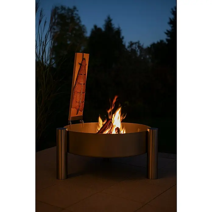 Buschbeck Räucherbrett - Flammlachsbrett - Holz, 3 -tlg. - Ein moderner Grillplatz mit offenem Feuer und Lachs auf einem Holzbrett. Ideal für gemütliche Abende im Freien.