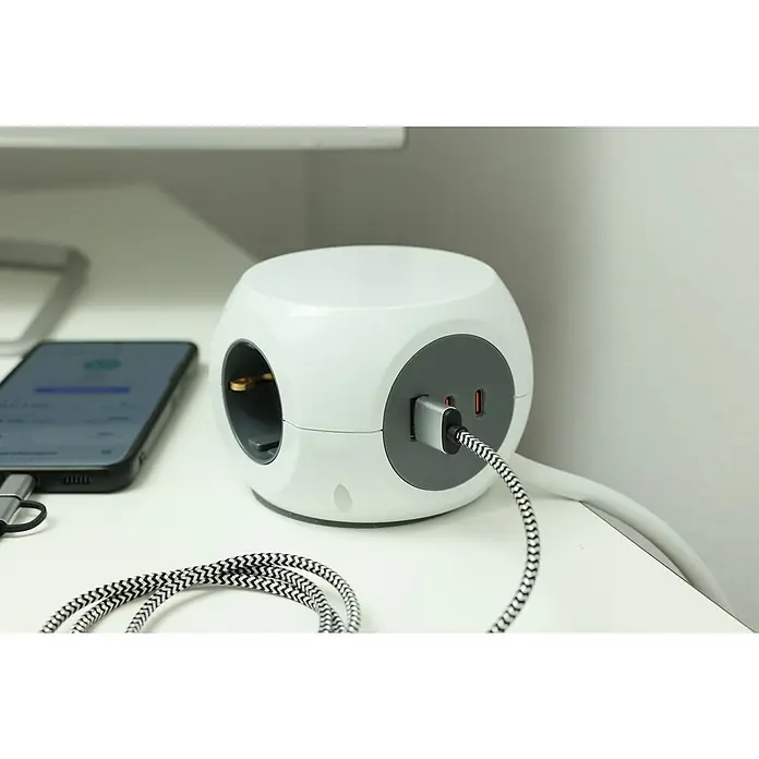 UniTEC Steckdosenwürfel USB-A, USB-C - Weiß, 1,4 m - Ein Würfel-Mehrfachstecker in Weiß mit Steckdosen und USB-Anschlüssen, sowie ein Smartphone, beide mit Kabeln verbunden.