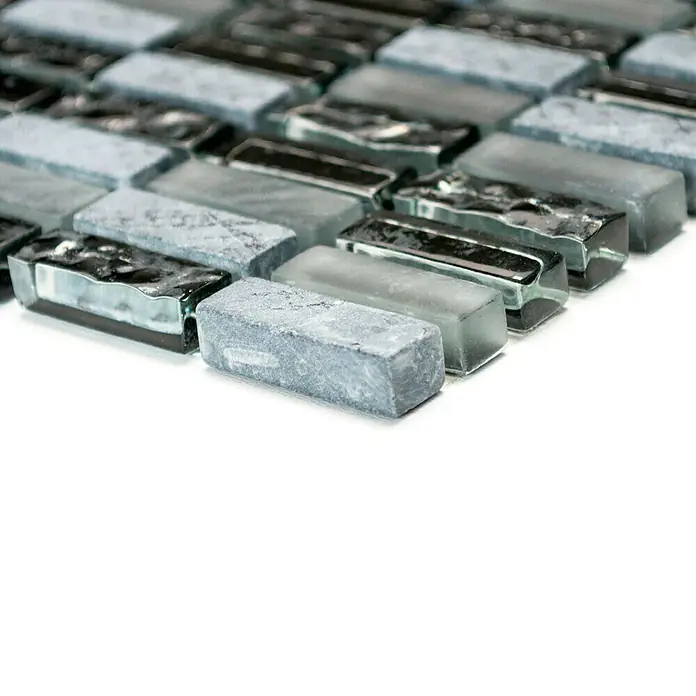 Mosaikfliese Stäbchen Crystal Mix XCM XS99 - 31,3 x 31,8 cm, Grau/Schwarz, Glänzend - Nahaufnahme von grauen und schwarzen Glasmosaikfliesen, die ein subtiles und modernes Muster für Innenräume schaffen.
