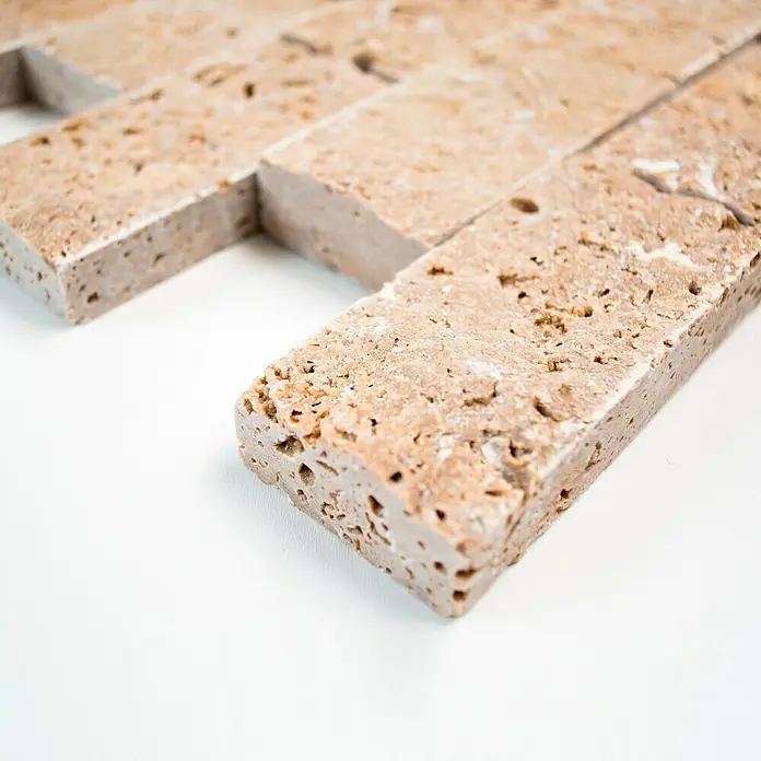 Mosaikfliese Brick Splitface X3D 42774 - 30,5 x 29 cm, Braun, Matt - Nahaufnahme von Travertin-Mosaikfliesen, die durch ihre poröse Textur und das natürliche Farbschema auffallen. Perfekt für stilvolle Wandgestaltungen.