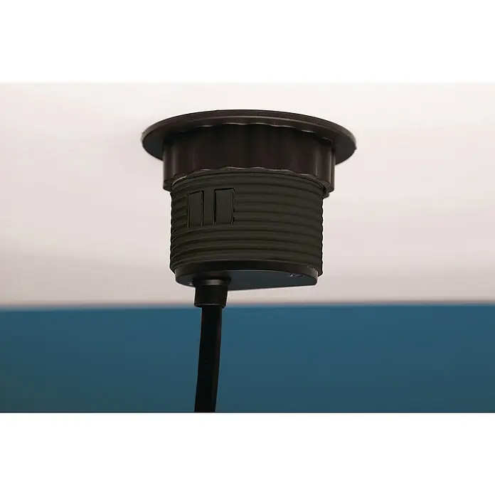 UniTEC Tischsteckdose USB-A, USB-C - Versenkbar, Silber/Schwarz, 10,2 x 11 x 40 cm - Nahaufnahme einer braunen Pendelleuchte, die von einer weißen Decke hängt und deren Kabel nach unten hängt.
