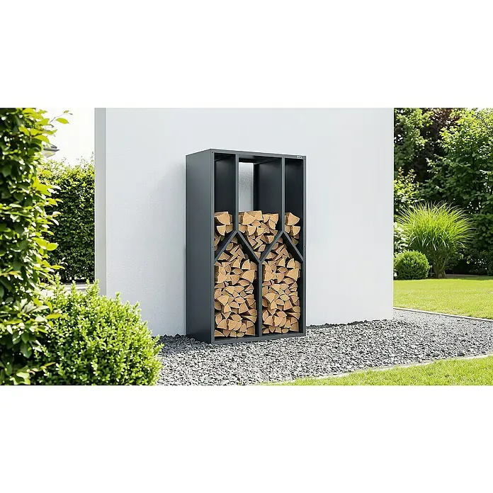 Weka Brennholzregal Gary - B x T x H: 95 x 50 x 160 cm, Metall, Anthrazit RAL 7016 - Ein moderner, grauer Holzständer, gefüllt mit Brennholz, steht vor einer weißen Wand im Garten. Praktische und stilvolle Brennholzlagerung.