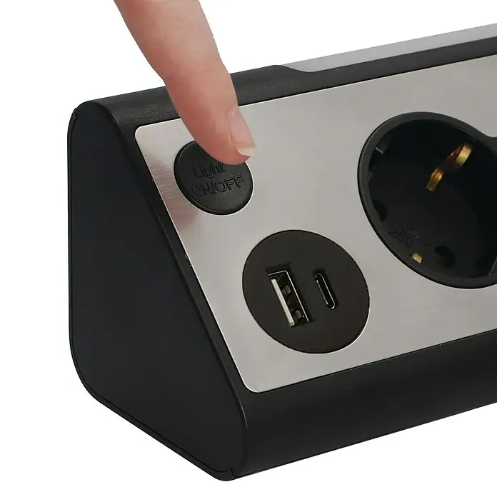 UniTEC Steckdosenleiste USB-A, USB-C - 3-fach, Silber/Schwarz, Kabellänge: 1,4 m, IP20, Mit Schalter - Nahaufnahme einer Person, die einen Lichtschalter an einer schwarzen Steckdosenleiste mit USB-Anschlüssen und einer Steckdose betätigt.