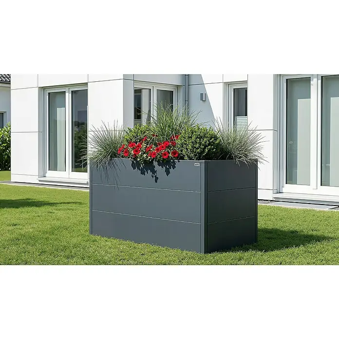 Weka Hochbeet Gary - 150 x 77 x 77 cm, Metall, Anthrazit - Der erhöhte, graue Pflanzkasten mit den roten Blüten und grünen Pflanzen bietet eine stilvolle Gartendekoration im Freien.