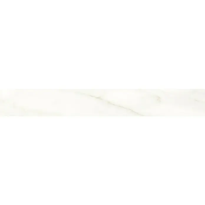 Sockelfliese uxury Marble Calacatta - 8 x 60 cm, Weiß/Grau, Matt - Elegante, helle Marmorplatte mit zarten Adern, ideal für stilvolle Innendesigns. Die glatte Oberfläche reflektiert das Licht und schafft eine luxuriöse Atmosphäre.