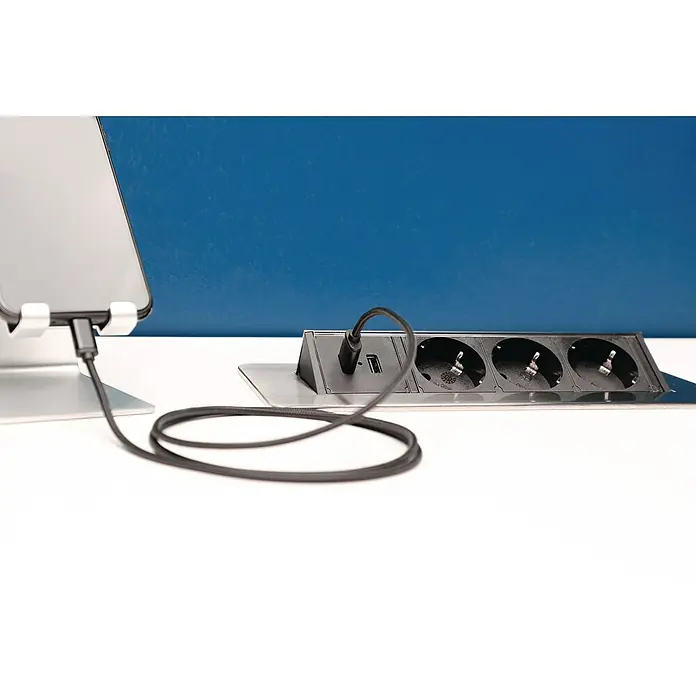 UniTEC Tischsteckdose USB-A, USB-C - Versenkbar, Silber, 40 x 13 x 12,3 cm - Ein USB-C Kabel ist mit einem Smartphone und einer Tischsteckdose mit 3 Steckplätzen und einem USB-Port verbunden.