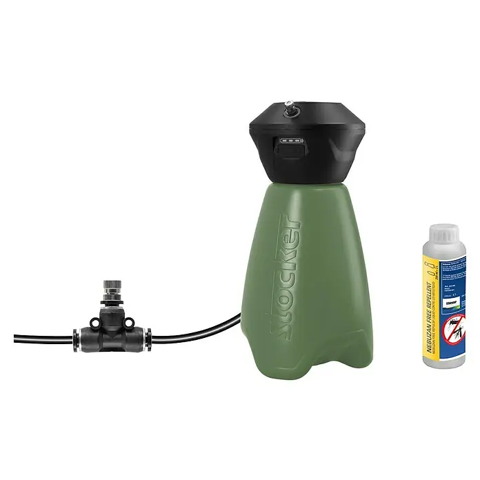 Stocker Geyser Vernebler Nebulisator Set - 2 l, 1 Akku - Das Bild zeigt einen Stocker-Nebler mit Zubehör, inklusive einer Flasche Repellent, vor einem neutralen Hintergrund.