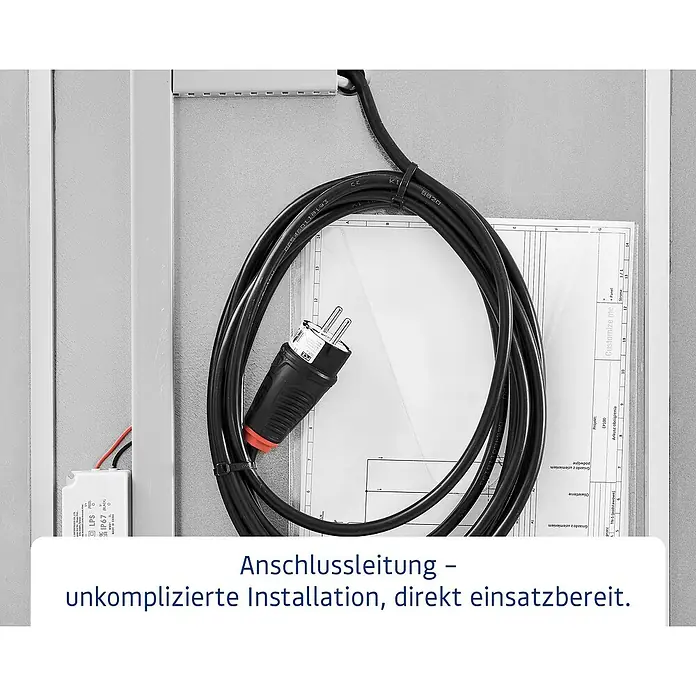 EcoStar Euroline Panel - L x B x H: 2 x 47 x 170 cm - Nahaufnahme einer schwarzen Anschlussleitung mit Stecker und rotem Ring in einem Schaltschrank.