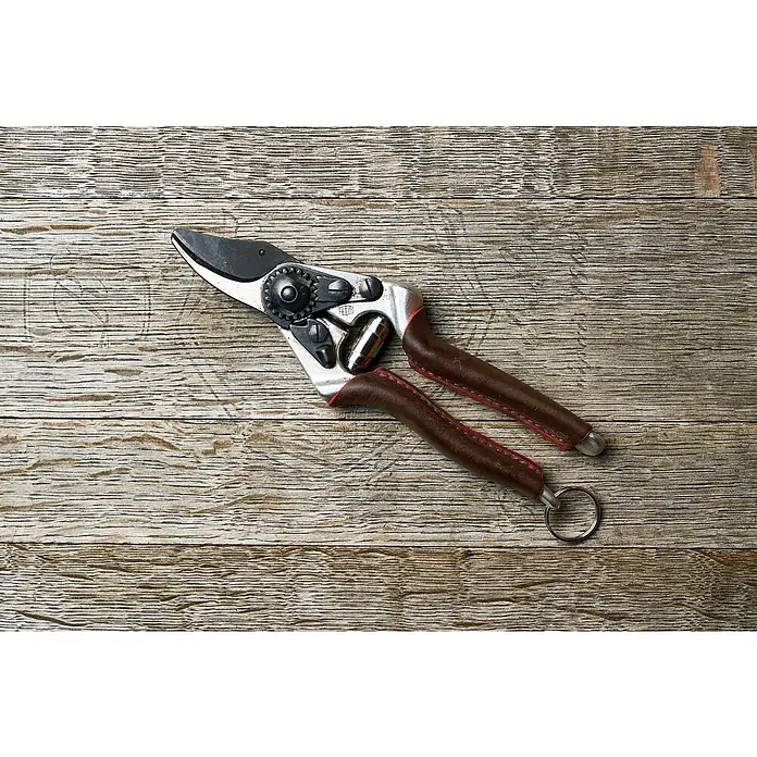 Felco Gartenschere 6 Elite - Bypass, Max. Aststärke: 20 mm - Gartenschere der Marke Felco auf einem Holztisch, die Klingen sind scharf und für präzise Schnitte im Garten konzipiert.