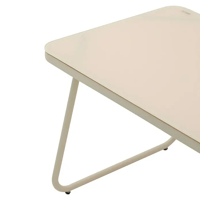 Conjunto de muebles Kateli - 4 pzs., Acero/Textiline, Beige - Un primer plano de una mesita de noche beige con patas de metal sobre un fondo negro.