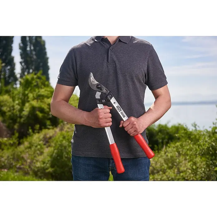 Felco Astschere 211-50 - Max. Aststärke: 35 mm, Länge: 50 cm - Nahaufnahme einer Person, die eine FELCO 231 Astschere mit Hebelwirkung hält, ideal für den professionellen Einsatz.