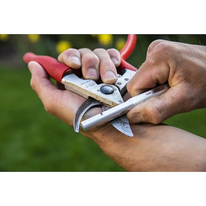 Felco Universal-Schleifgerät - Passend für: Felco Baum-, Reb- und Gartenscheren und Bypass-Astscheren für Rechtshänder - Schärfen einer Gartenschere mit einem Felco 905 Schärfwerkzeug für präzise Schnitte und langanhaltende Leistung.