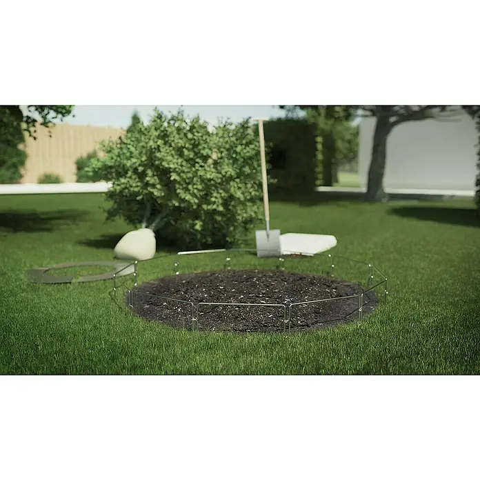 Grimsholm Green Flächenbegrenzung-Kit für Mähroboter - Mähroboter - Gartenarbeit mit einem Metall-Pflanzbeet-Umrandung, Erde, einer Schaufel und einer weißen Plane auf einem grünen Rasen für die Gartengestaltung.