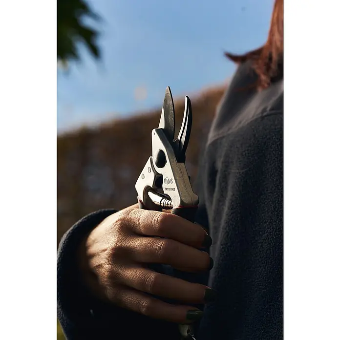 Felco Gartenschere 6 Elite - Bypass, Max. Aststärke: 20 mm - Präzisions-Gartenschere gehalten von einer Hand mit olivgrün lackierten Nägeln. Werkzeug für präzise Schnitte.