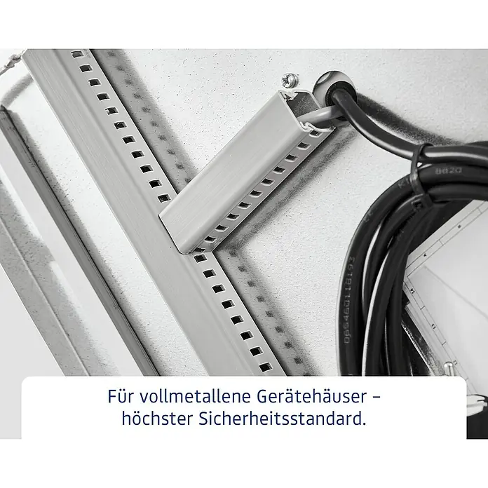 EcoStar Euroline Panel - L x B x H: 2 x 47 x 170 cm - Detailaufnahme eines Metallschaltschranks mit Kabelführungssystem.