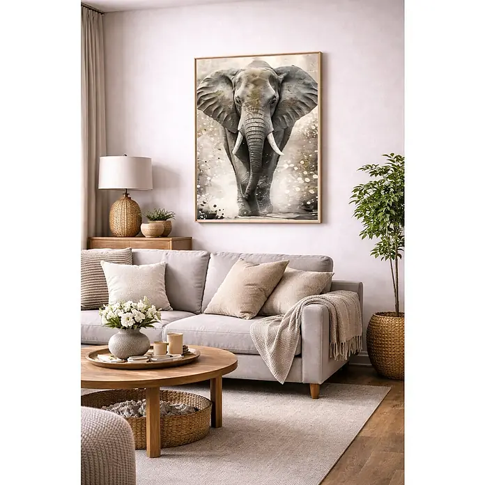 Lienzo Elefante color - Elefante, An x Al: 50 x 70 cm - Una sala de estar con un sofá gris, una mesa de centro redonda y una gran imagen de elefante en la pared. La decoración es luminosa y moderna.