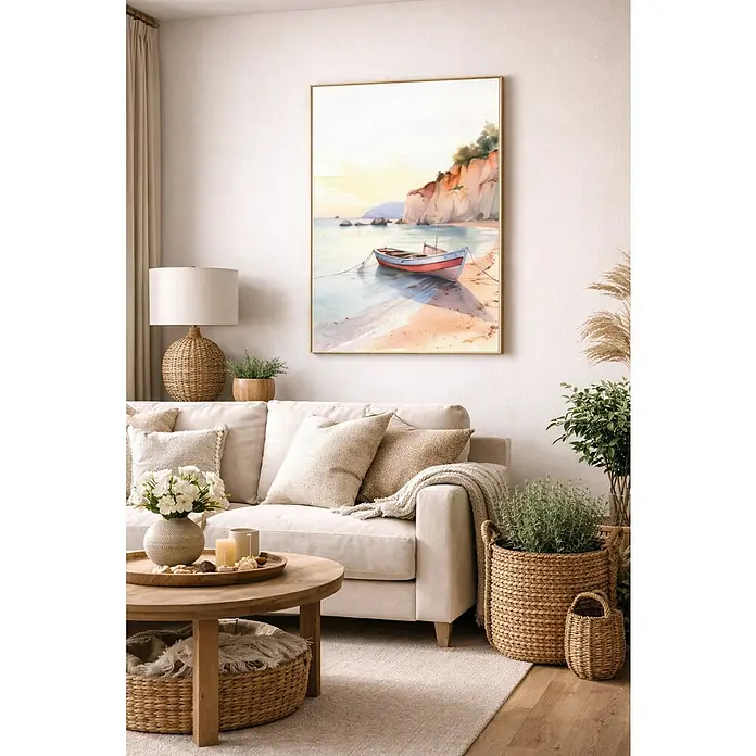 Lienzo Barca playa - Barca playa, An x Al: 50 x 70 cm - Un salón con un sofá beige, una mesa de madera y un cuadro enmarcado de un barco en la playa decorando la pared.