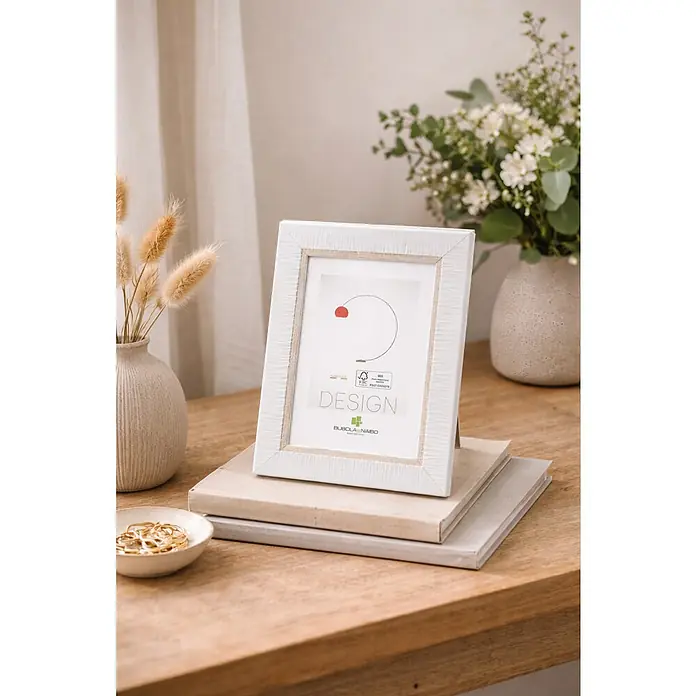 Bubola & Naibo Marco de fotos Design - 21 x 29,7 cm, Blanco/Plateado, Madera - Marco de fotos decorativo blanco de estilo shabby chic, sobre dos libros en una mesa de madera, al lado de un plato pequeño con joyas.