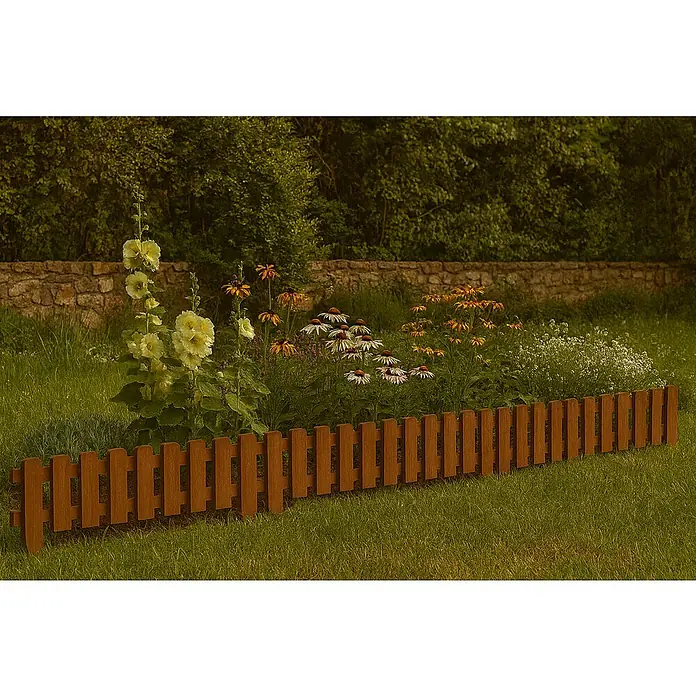 Cerland Valla mini ranurada Onel - L x Al: 1,1 x 0,25 m, Marrón - Una vista detallada de una elegante valla de jardín marrón, que bordea un macizo de flores con exuberantes flores amarillas y naranjas.