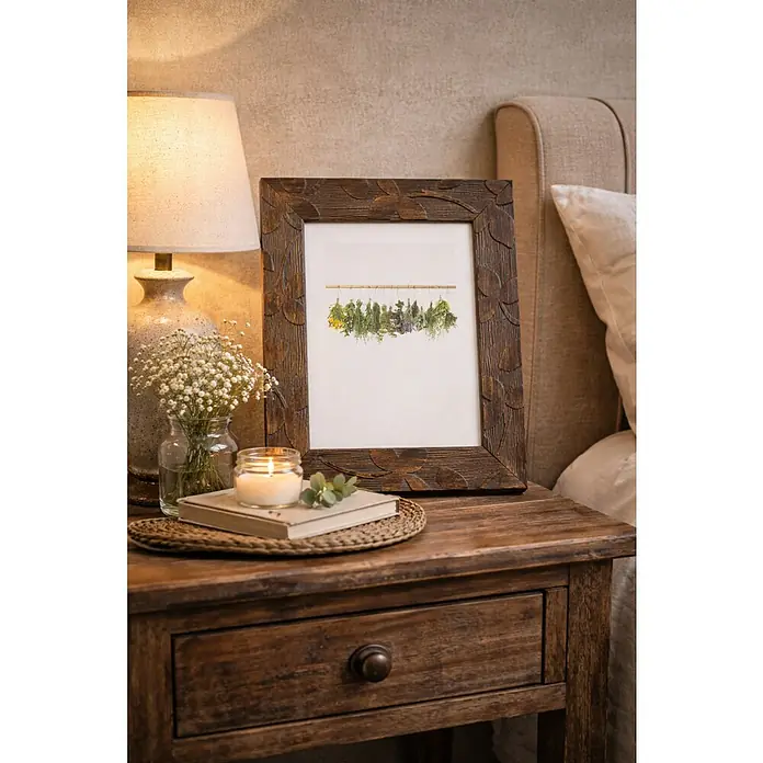 Bubola & Naibo Marco de fotos Design - 20 x 30 cm, Marrón, Vidrio - Obra de arte de hierbas enmarcada en una mesita de noche con lámpara, vela y flores, que irradia un ambiente acogedor de dormitorio.