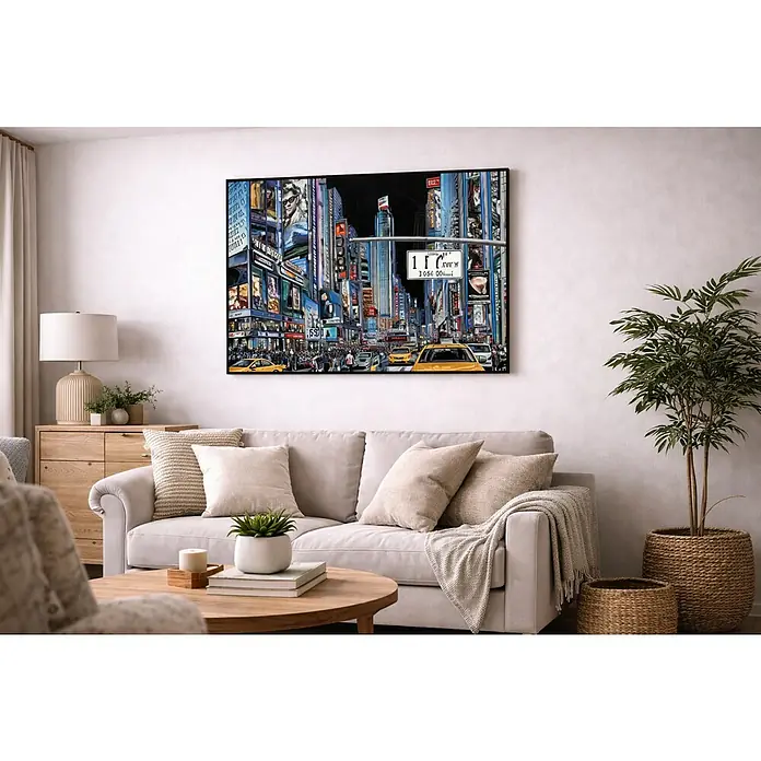 Lienzo City Pop Art - City Pop Art, An x Al: 50 x 70 cm - Un salón moderno con una impresión enmarcada de Nueva York. La obra de arte sobre el sofá realza el espacio con un toque urbano.